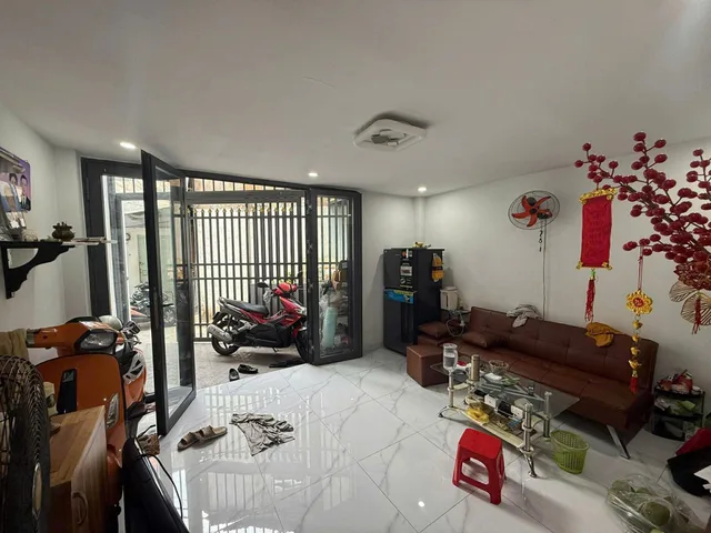 Nhà 3 tầng, xe hơi đậu cạnh nhà, gần chợ Tân Hương, 4.2 tỷ