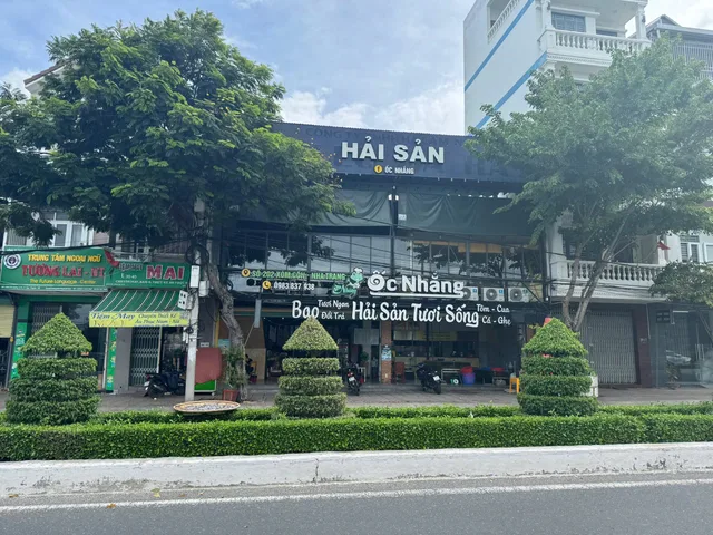 🏡BÁN ĐẤT TẶNG NHÀ HÀNG ĐANG KHAI THÁC– 2/4 VẠN THẠNH 
 • Vị trí: Mặt tiền đường Bờ kè 2/4, phường Vạn Thạnh, lộ giới rộng 32m, kinh doanh sầm uất. và đường hiện trạng bên hông gần 2 m 
 • Diện tích: 408m² (ngang 12,8 m