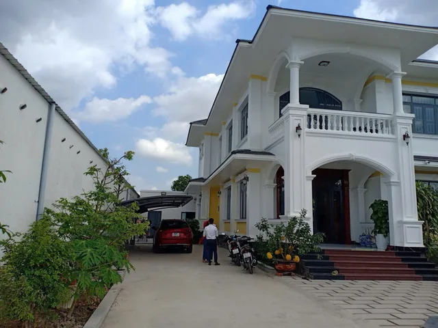 Bán căn biệt thự sân vườn 1 trệt 1 lầu 979.6m² có sẵn 674.3m² thổ cư ngang 16,9m giá 10,3 tỷ gần quán cà phê Lê Vy 2, Phường 9 nay là Phường Long Châu, tỉnh Vĩnh Long