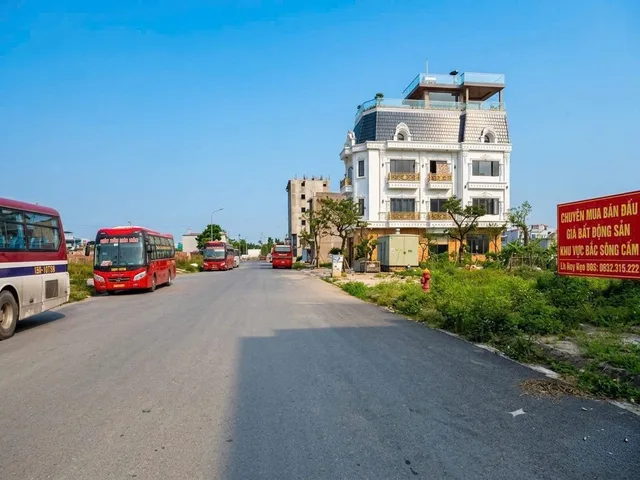 ✅Đấu Giá Cửa Trại - Thuỷ Đường - P. Thuỷ Nguyên
L/h:076.231.9990 em Thúy 

DT : 100m2 - Ngang 5m
Hướng Bắc 

👉Lô áp góc 100m2 trục chính 21m , cách trục đường Máng Nước chỉ 30m
👉Xung quanh đầy đủ tiện ích , kết nối cực kỳ thuận tiện

❌Giá đầu tư 