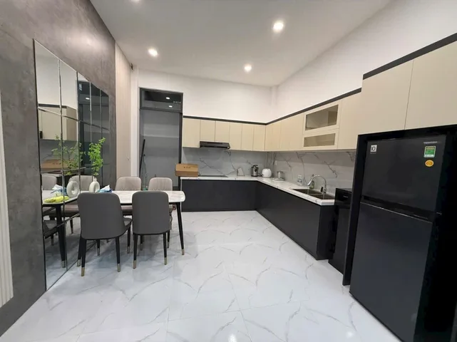 Bán nhà Hòn Xện – Bắc Nha Trang, full nội thất, dọn vào ở ngay
• Diện tích: 62,3m²
• Gara ô tô, khách + bếp rộng
• 2 phòng ngủ, 3 WC
• Phòng làm việc (có thể làm phòng ngủ/đa năng)
• Giếng trời, sân thượng thoáng mát
• Nhà đúc bê tông kiên cố – tiềm
