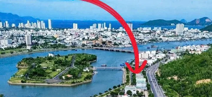 💥 HÀNG KHAN HIẾM - VỊ TRÍ ĐẮC ĐỊA,
ĐỐI DIỆN KHU ĐO THỊ SUNGROUP NHA TRANG.
💥 BÁN ĐẤT 2 MẶT TIỀN TRƯỚC & SAU PHÍA SÔNG TĐC HÒN RỚ 2 
- Vị trí: mặt tiền đường Nguyễn Tất Thành rộng 35m và đường 13,5m đối diện Đảo Hoa Sen mát mẻ. Phù hợp kinh doanh
- Diệ