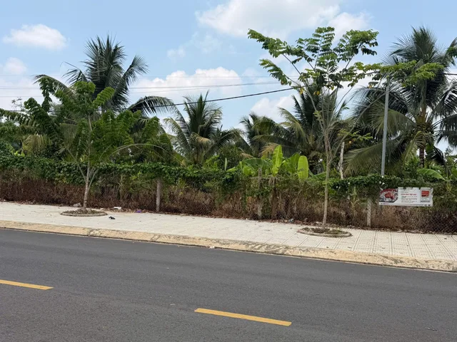 Cần bán mt đường nguyễn du tt tân phú. Dt 1569m2. Giá 28ty. Có tl