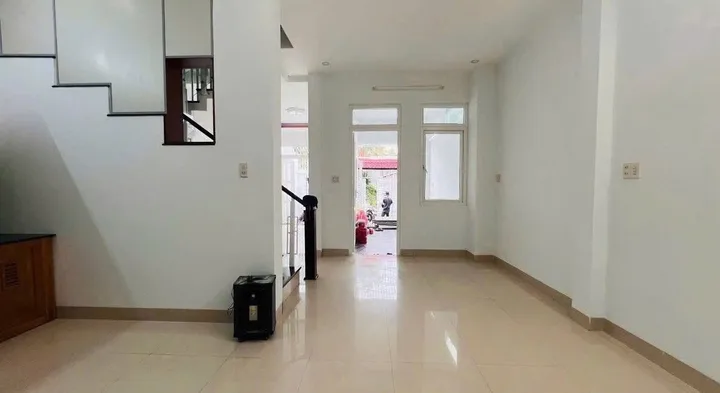 🏡 SIÊU PHẨM NHÀ PHỐ GÒ CÂY SUNG – ĐƯỜNG 7M – SÂN ÔTÔ TẬN CỬA
Cần chuyển nhượng căn nhà mái thái tâm huyết, xây dựng kiên cố tại khu vực Gò Cây Sung, giao cắt đường Cầu Bè. Vị trí đẹp, giao thông thuận tiện, khu dân cư an ninh.
• Diện tích: (Bạn nên bổ s