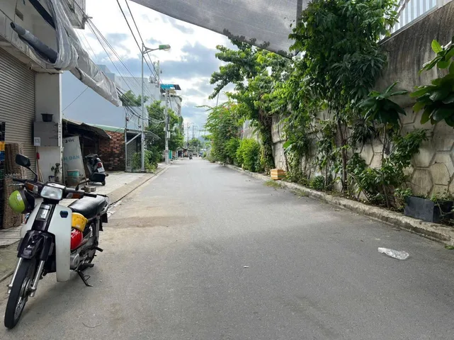 Chỉ 2 tỷ 950 - Tìm đâu ra "Đường oto - ngay TTTP Nha Trang (P. Nam NT)"❗️
- Lô đất nằm ngay mặt tiền đường nhánh Phong Châu đi ra đường bờ kè sông Quán Trường; Thuộc phường Nam Nha Trang (Vĩnh Thái cũ). Cửa ngõ vào KĐT Hành chính tỉnh trong tương lai
- 