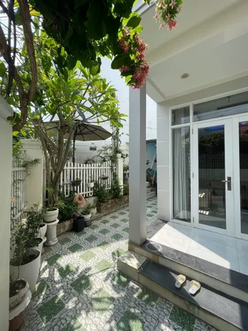 🏡🏡Nhà 2 tầng kiểu villa mini ở Phú Trung, Tây Nha Trang (Vĩnh Thạnh) 150m2 giá 4,6 tỷ💢
--------
- Diện tích: 146,8m2 ngang 12,5m thổ cư 134m2 
- Vị trí: ngay gần đường Phú Trung, Cách Siêu thị Go chỉ 3km, cách Tháp Trầm Hương biển Nha Trang chỉ 6,5km
