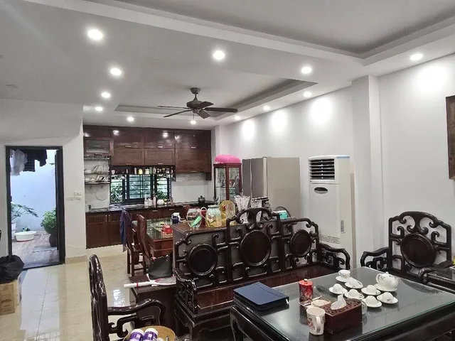 Bán nhag Hoàng Như Tiếp- Kinh doanh- sát phố - Dân xây 100m 3 tầng nhỉnh 17 tỷ(TL)