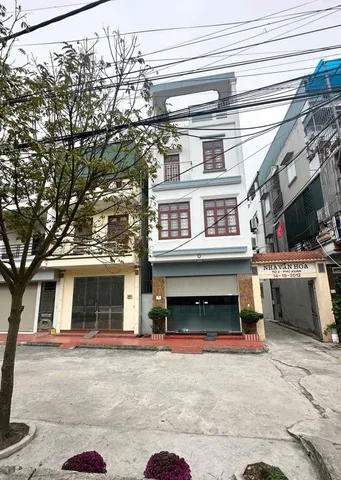 Nhà lô góc 4 tầng - Ở ngay -  Nội thất mới, hiện đại, 3 phòng ngủ - Đường 3 ô tô tránh