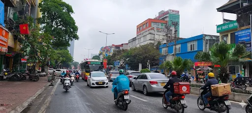 Nhà mặt phố kinh doanh tốt . Trung tâm khu phố sầm uất mặt tiền gần 4m với diện tích gần 60m2 giá yêu thương