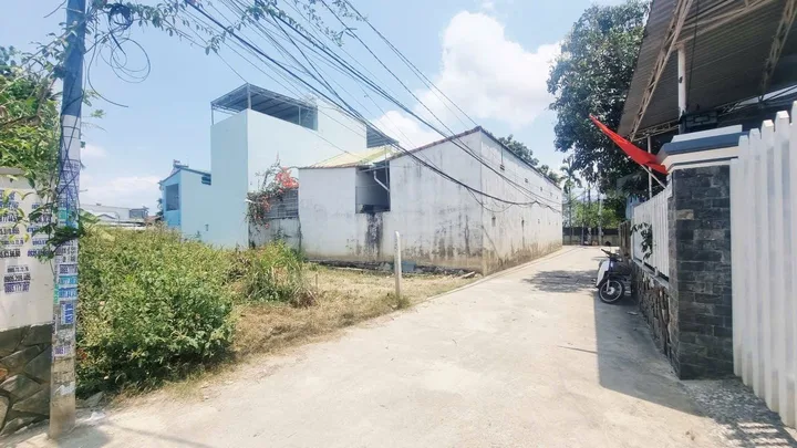 💥Cần bán lô đất Vĩnh Thạnh đường ô tô thông
– Dt: 153,3m2 ngang 5m (75m2 thổ cư)
– Đất bằng phẳng cao ráo.  Hướng tây tứ trạch
– Mặt tiền đường Nhà Nghĩa rộng 4,5m
– Cách đường 23/10 chỉ 250m, khu vực dân cư đông đúc… xây dựng tự do
