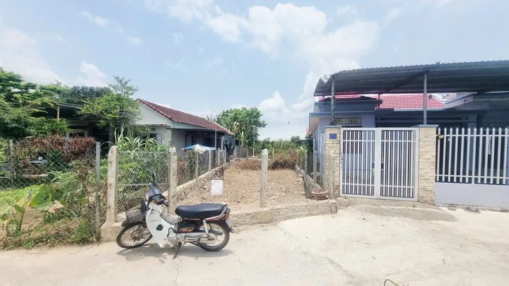BÁN ĐẤT HẺM Ô TÔ 247 ĐƯỜNG CẦU DỨA PHÚ NÔNG - VĨNH NGỌC
- DT: 108,7m2 ngang 5m ( ~ 60m2 thổ cư) nở hậu nhẹ.
- Hướng :  đông nam 
🚘 Xe ô tô tận nơi, đường bê tông trước đất rộng 3 – 5 m. khu dân cư đông đúc
- Giá bán : 2 tỷ 700 triệu