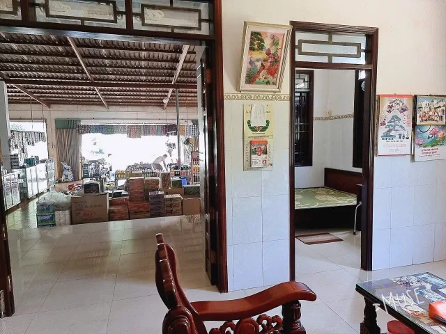 Bán 720 m2, mặt tiền Bãi Thơm, giá hơn 2,2 tỷ. Có sẵn nhà cấp 4 và tiện nghi đầy đủ.