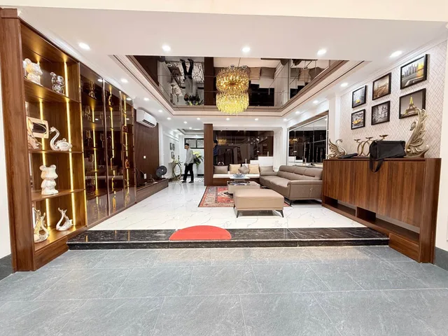 Bán nhà 60m² có sẵn 57m² thổ cư ngang 5m giá 18 tỷ tại Đường La Thành Phường Ô Chợ Dừa