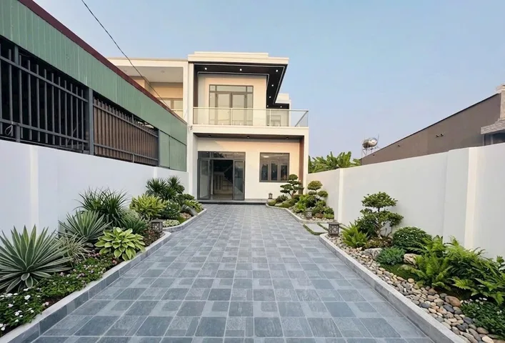BÁN BIỆT THỰ SÂN VƯỜN SIÊU ĐẸP MẶT TIỀN LỚN GIÁ CHỈ NHỈNH 2 TỶ