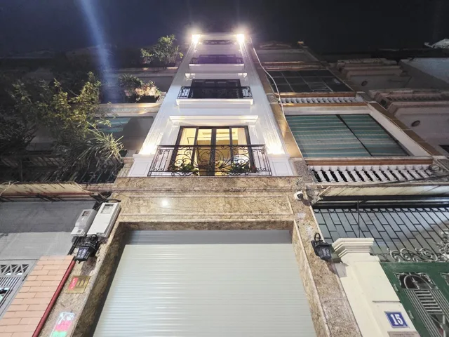 Hoàng Quốc Việt, nhà phân lô 53m2 x 6 tầng, gần 4m mặt tiền
sổ đỏ vuông vắn chính chủ, sẵn sàng giao dịch