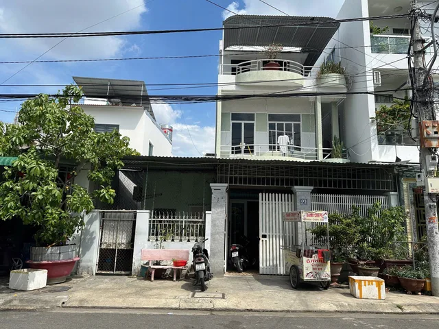 🍁Nhà mặt tiền đường Đinh Liệt (ngang hơn 9m) Phước Long - Nam Nha Trang 💰18tỷ🍁
• Diện tích : 169.4m2 (ngang 9.2m ) nở hậu 10m vuông vức (tách dc 2 lô nếu muốn)