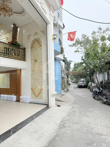 Nhà đẹp quá cá bác ơi 
Chủ chuyển công tác muốn để lại căn nhà tâm huyết cho bác nào có nhu cầu mua ở thì cực sướng ạ 
👉Đức Diễn đường oto tránh 
100m ra đường Văn Tiến Dũng, 50m ra trục chính Đức Diễn , 200m ra ql 32 
Nhà mới đẹp lung linh 
Bác nào 