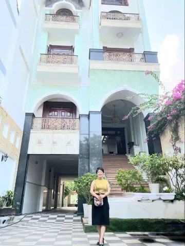 🥰NGHỆ THUẬT ĐƯA THIÊN NHIÊN VÀO TỪNG GÓC SỐNG 🥰 

Tận hưởng không gian xanh mát, nơi từng bước chân là sự kết hợp hài hòa giữa cây cỏ, hoa lá và những đường nét thiết kế tinh tế. Dù là góc café thư giãn, khoảng sân vườn xanh rì hay lối đi uốn lượn dưới 