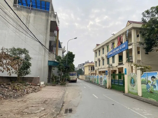 QUÁ HIẾM GẦN TÂN XÃ ĐỐI DIỆN TRƯỜNG HỌC CHUNG TƯỜNG DỰ ÁN ĐẤU GIÁ