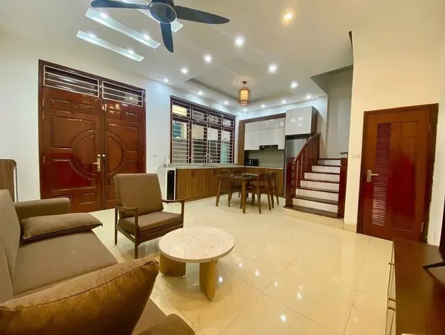 💥💥💥💥NHÀ ĐẸP GẦN PHỐ GẦN HỒ 4 TẦNG  ĐỦ CÔNG NĂNG - VỊ TRÍ TRUNG TÂM - TIỆN ÍCH NGẬP TRÀN - GIAO THÔNG THUẬN LƠI Ở YÊN TĨNH 💥💥💥💥.

Mô tả:
🏡Nhà chủ đang ở gần như mới, nội thất đẹp cửa khung gỗ lim nguyên tấm. Chủ mua lại giờ bán. 

👉Vị trí nằm giữa hai