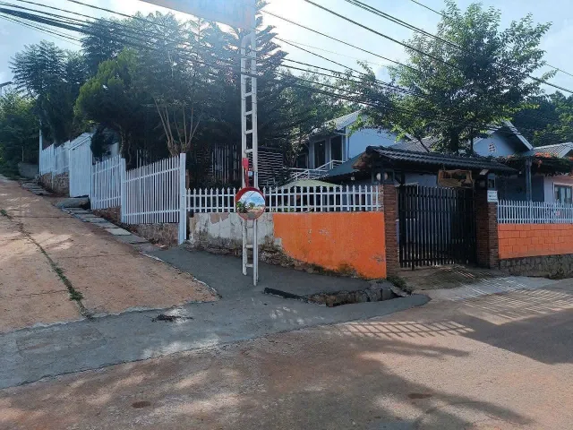 Bán đất tặng 3 căn nhà - 2 mặt tiền măng lin, Đà Lạt