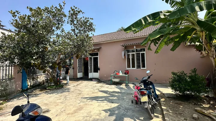 💥 BÁN ĐẤT TẶNG NHÀ C4 – HẺM Ô TÔ CẦU BÈ – GIÁ RẺ
* Hẻm ô tô vào tận đất, khu dân cư hiện hữu
* Diện tích: 155m²
* Thổ cư: 60m², còn lại đất trồng cây lâu năm
* Có sẵn nhà cấp 4, mua về ở ngay hoặc cải tạo
* Đường bê tông rộng khoảng 5.5 – 6m
* Pháp 