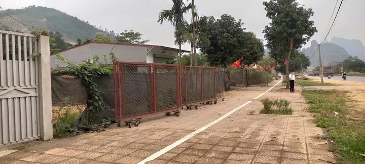 396m có 200tc - mặt tiền 20m - đường QL6 - phía sau bám suối