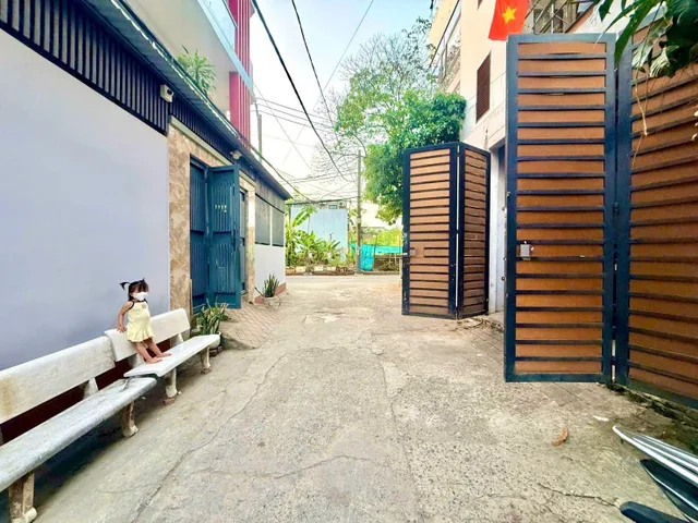 🚗 BÁN NHÀ 3 TẦNG - 53M2(4.4*19), HOÀN CÔNG, KHÔNG QH -  NHÀ HẺM XE HƠI - GẦN CHỢ, UBND. P LONG TRƯỜNG, THỦ ĐỨC.(T)