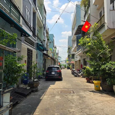 Bán nhà 2 Tầng, Hẻm ôtô, DT: 60m² full thổ cư ngang 4m giá 6.2 tỷ tại Phường Bình Hưng Hòa