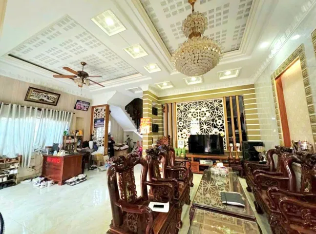 MỚI ĐẸP 4 TẦNG XỊN XÒ - FULL NỘI THẤT
- HẺM NHỰA 8M -160M2 NGANG BỀ THẾ 8M 
- VỊ TRÍ VIP KHU CAO TẦNG ĐỒNG BỘ, CẠNH HÒA BÌNH , ĐẦM SEN , Q11 (A88)
DÁ TL : 15,xT

📞 Liên hệ xem ngay: 0902 106 911