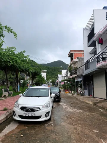 Bán gấp lô đất đẹp tặng nhà tại Khu dân cư  TĐC Hòn Xện - Bắc Nha Trang 
⚡Diện tích : 60m2 ( ngang 4m) 
⚡Hướng: Tây Bắc
⚡Mặt đường số 04 
⚡Đối diện công viên
⚡ Thiết kế: nhà gồm 3 phòng ngủ , phòng khách bếp và 1 toilet 
⚡Tiện ích đầy đủ: Thuận tiện