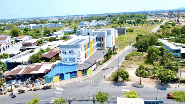 cần bán lô đất đẹp mặt tiền, ngay vòng xoay Vũng Vằn - Long Điền .