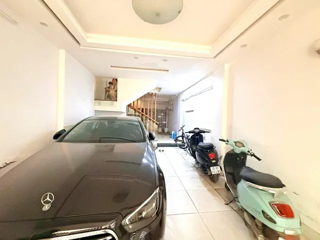 Khu phân lô VIP Hoàng Cầu. Ngõ thông ô tô tránh dừng đỗ. Vài bước ra phố. Gần Quận Uỷ, gần Hồ. Vị trí siêu đẹp