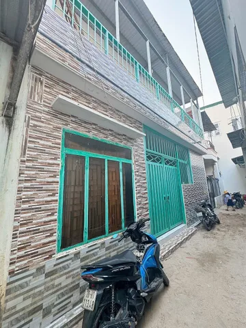 BÁN NHÀ 2 TẦNG GẦN BIỂN HẺM PHẠM VĂN ĐỒNG PHƯỜNG BẮC NHA TRANG  Giá 3ty290
Vị trí: hẻm 1,5m -> 2,2m khu dân cư đông đúc gần trường học chợ cách biển phạm văn đồng chỉ 100m 
Hiện trạng: 1trệt 1lầu sân để xe phòng khách bếp phòng thờ 3 phòng ngủ 3wc ban c