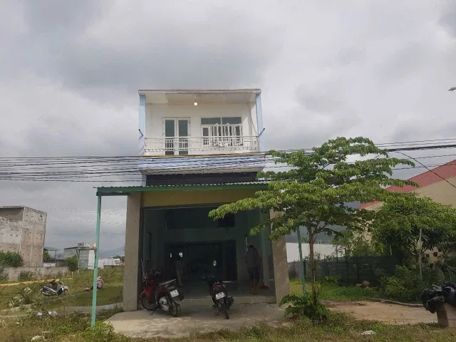 Nhà mặt tiền Thôn Trung- Vĩnh Phương đường 13m
Phù hợp vừa ở vừa kinh doanh. 
Diện tích: 97.8m2 ngang 5m, full thổ cư
Nhà 1 trệt, 1 lửng, 1 lầu
- Tầng trệt trống thích hợp kinh doanh, văn phòng
- Tầng lửng văn phòng
- Tầng 3: 2 phòng ngủ, 1 phòng th