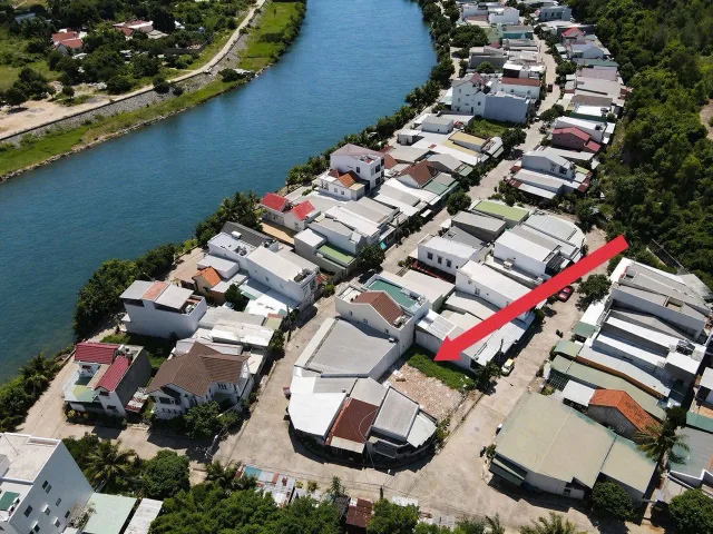 TĐC Thuỷ Tú -Vĩnh Thái  gần sông, mát mẻ
-Dt: 150m ngang 10m 
đường rộng 10 m , khu dân cư 
- Cách sông Tắc 50m , đường đi thông qua Phong Châu và Võ Nguyên Giáp 
- Gần Phúc An hill 
Gia: 5.5 Tỷ

https://maps.app.goo.gl/JQfSkqJYsmyFknzF9?g_st=ipc