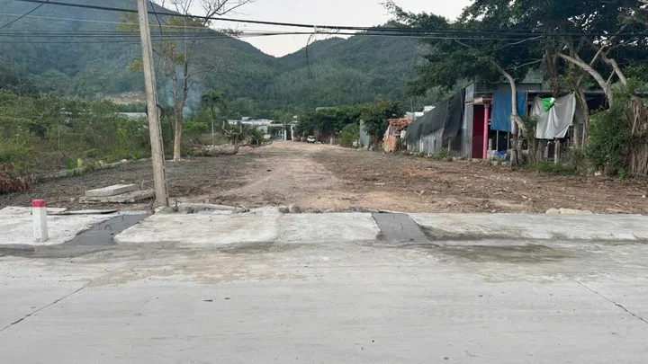 ĐẤT ĐẸP MẶT ĐƯỜNG THÁI KHANG - RỘNG 12m , TẠI PHƯỚC ĐỒNG - NHA TRANG. 
    • DT : 121,6 m² (Ngang 5,2m, vuông vức).
        Thổ cư (Đất ở): 65,0 m², CLN: 56,6m2

  • Giá : 3,3 Tỷ Có Bớt