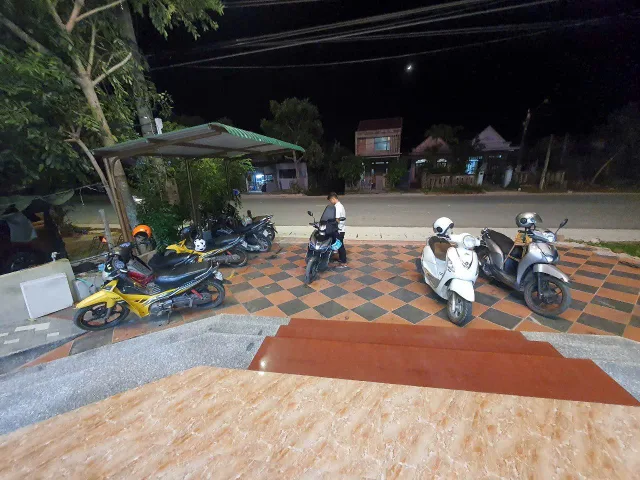 Chuyển về quê sinh sống nên cần bán gấp mặt bằng kinh doanh 3 tầng trung tâm TT A Lưới, đường HCM 36m