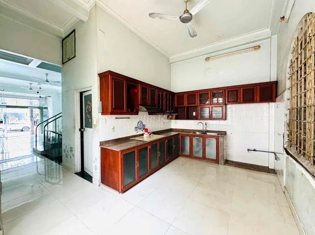 Mặt Bằng Yersin , gần Ngã 6 , 1 Hầm 1 trệt 2 Lầu. có điện 3 pha