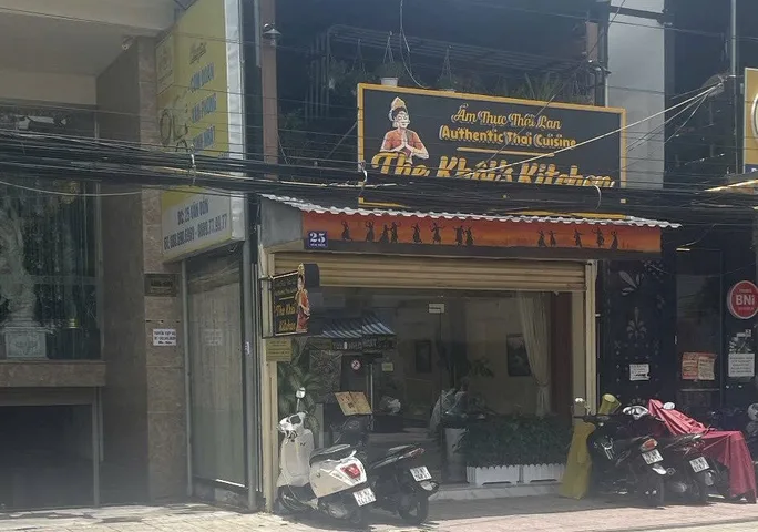 BÁN ĐẤT TẶNG NHÀ – MẶT TIỀN VÂN ĐỒN, NHA TRANG 🔥
 • 📐 Diện tích: 161,2m² (tặng nhà cấp 4 hoàn công 73,2m²)
 • 🧭 Hướng: Bắc lệch Tây nhẹ
 • 📍 Mặt tiền đường Vân Đồn, khu kinh doanh sầm uất, sát karaoke – nhà hàng

💰 Giá bán: 130 triệu/m²
➡️ Tổng giá:
