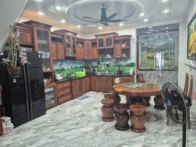 ✨✨𝗡𝗛𝗔 𝗣𝗛𝗢 𝗛𝗜𝗘𝗡 Đ𝗔𝗜 - 𝗞𝗛𝗔𝗡𝗚 Đ𝗜𝗡𝗛 𝗣𝗛𝗢𝗡𝗚 𝗖𝗔𝗖𝗛 𝗦𝗢𝗡𝗚 𝗧𝗛𝗨𝗢𝗡𝗚 𝗟𝗨𝗨 ✨ ✨

Ngôi nhà mang đậm hơi thở đương đại với lối kiến trúc tối giản nhưng đầy tinh tế. 𝗠𝗧𝗞𝗗 đường 𝟭𝟱𝗺 có lề kề 𝗧𝗥ƯƠ𝝢𝗚 𝗖𝗛𝗜𝝢𝗛 (B7) với bề ngang lớn 𝟱*𝟮𝝤*𝟰𝗧Ầ𝝢𝗚 mạnh mẽ, sang trọng kết hợp cùng ánh 