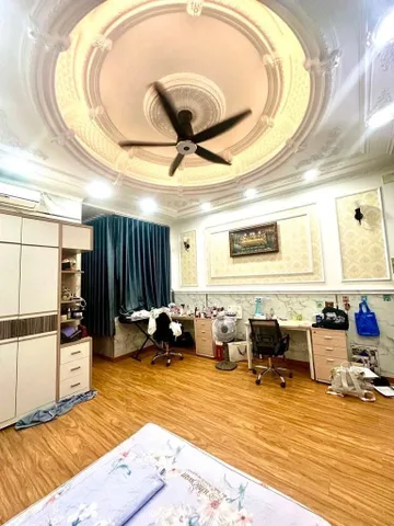 ✨✨𝗡𝗛𝗔 𝗣𝗛𝗢 𝗛𝗜𝗘𝗡 Đ𝗔𝗜 - 𝗞𝗛𝗔𝗡𝗚 Đ𝗜𝗡𝗛 𝗣𝗛𝗢𝗡𝗚 𝗖𝗔𝗖𝗛 𝗦𝗢𝗡𝗚 𝗧𝗛𝗨𝗢𝗡𝗚 𝗟𝗨𝗨 ✨ ✨

Ngôi nhà mang đậm hơi thở đương đại với lối kiến trúc tối giản nhưng đầy tinh tế. 𝗠𝗧𝗞𝗗 đường 𝟭𝟱𝗺 có lề kề 𝗧𝗥ƯƠ𝝢𝗚 𝗖𝗛𝗜𝝢𝗛 (B7) với bề ngang lớn 𝟱*𝟮𝝤*𝟰𝗧Ầ𝝢𝗚 mạnh mẽ, sang trọng kết hợp cùng ánh 