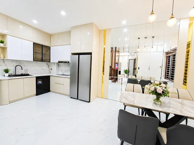 🏡 Nhà Nguyễn Văn Cừ – Long Biên, 60m², 4 tầng, thang máy, lô góc 2 thoáng, full nội thất.