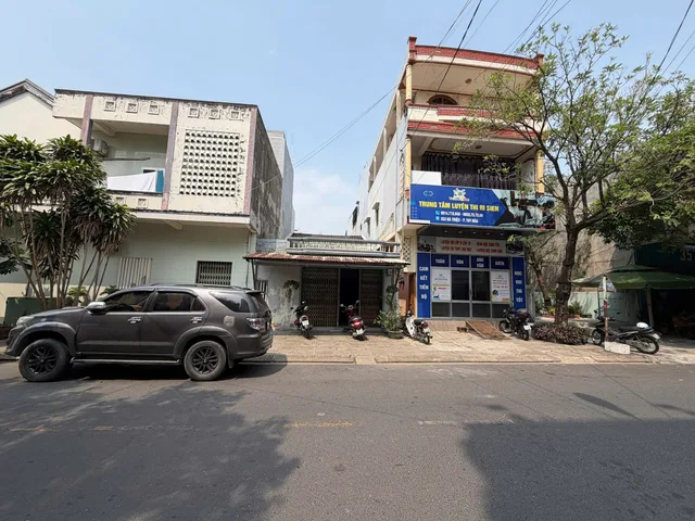 •Bán Nhà C4 Đường Bà Triệu, Phường Tuy Hòa,đắk Lắk
•  Diện tích đất: 96,0 m². Sử dụng riêng 100%.
•  Hiện trạng: Nhà cấp 4,xây năm 1995. Kết cấu tường gạch, mái ngói, gác ván, nền ceramic + xi măng.
•  Pháp lý: Sổ hồng chính chủ, đất ở tại đô thị, thời