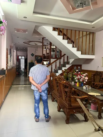 🏡 BÁN NHÀ PHỐ 2 TẦNG SIÊU ĐẸP - MẶT TIỀN TRẦN PHÚ, PHƯỜNG TUY HÒA,TỈNH ĐẮK LẮK
📐 Diện tích: 100m² (5x20m)
🧭 Hướng: Tây Bắc
🏗️ Kết cấu: Nhà 2 tầng kiên cố, thiết kế hiện đại, thích hợp kinh doanh, mở văn phòng hoặc an cư lâu dài.
💰 Giá: 1x Tỷ (thương l