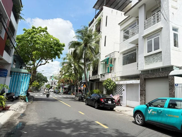 Nhà Ngô Đức Kế khu bàn cờ TTTP Nha Trang ngang 9,8m siêu hiếm.
- Diện tích: 194m2  nhà 3 tầng phù hợp nhiều loại hình kinh doanh.
- Vị trí đẹp ngay trung tâm phố hàn khách du lịch đông đúc sầm uất, cách biển 900m