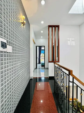 Bán nhà 41m2 Nguyễn Thái Sơn, Phường 5, Gò Vấp hẻm xe hơi, giá 2 tỷ100 sổ hồng riêng