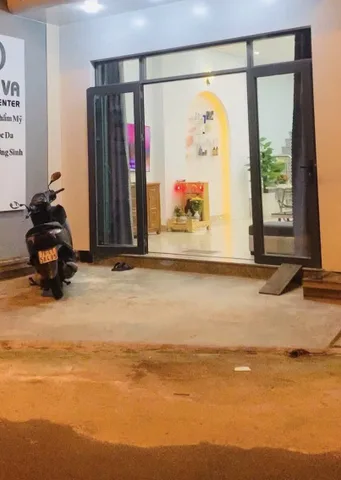 🏡 Nhà cấp 4, đúc 1 mê lửng – còn mới, ở liền không cần sửa

📍 Vị trí đẹp:
– Ngay trung tâm TP Tuy Hòa
– Gần Hồ Điều Hòa
– Khu Nguyễn Thái Học (gần Bệnh viện Mắt)
– Khu dân cư đông, văn minh, an ninh tốt

📐 Diện tích: 85m² (5x17)
🧭 Hướng: Đông Nam