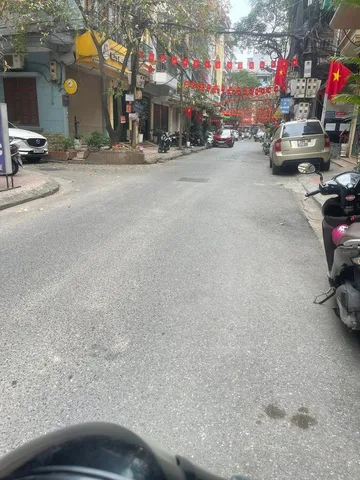 Pháo  Đài Láng. Mặt ngõ to như phố. KD đẳng cấp với mặt tiền miên man 8m. Khu vực đông dân cư. KD đẳng cấp. DT 140m quá đỉnh