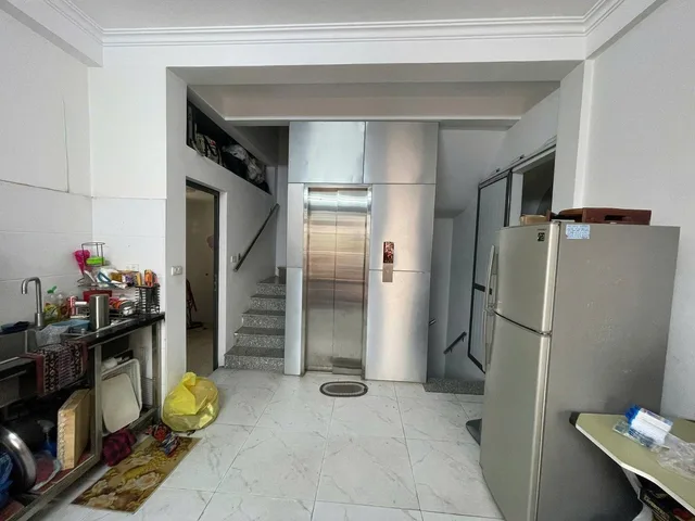 Bán nhà MP Nguyễn Ngọc Nai. 6 tầng thang máy. Lô góc DT 90m MT 20m. Lừng lững. KD quá đỉnh. Vị trí đắc địa có 1-0-2